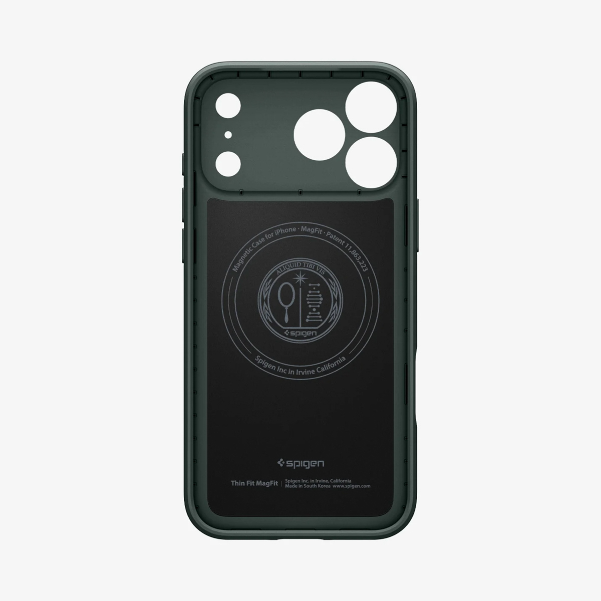 Donkergroene telefoonhoes met uitsparingen voor camera en knoppen. Met Spigen-logo en tekst met details over de hoes.
