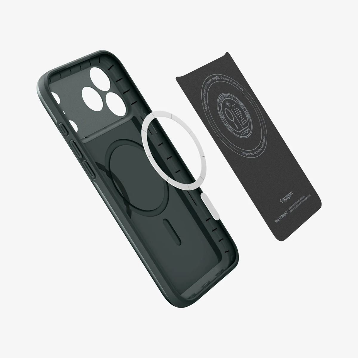 Een zwarte telefoonhoes met een witte magnetische ring en een zwarte inleg, beide zwevend. De hoes heeft cameragaten.