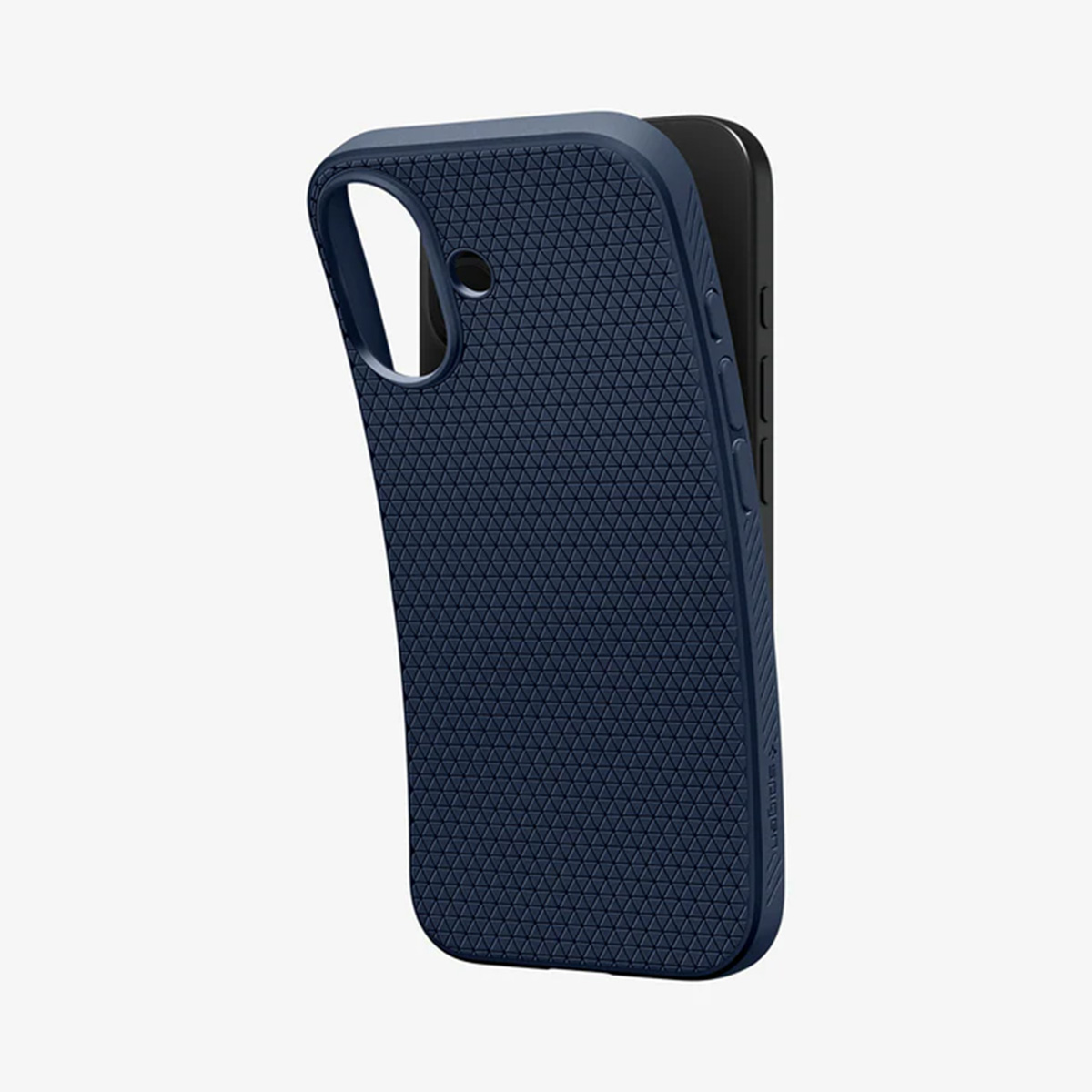 Un étui de téléphone bleu marine avec un motif texturé recouvre partiellement un téléphone noir. Le fond est blanc.