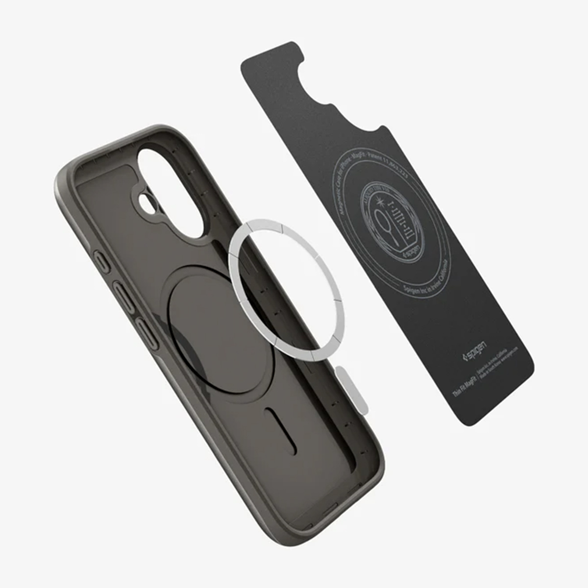 Una custodia nera per telefono con anello magnetico e una piastra nera separata, entrambe con segni bianchi, fluttuanti su sfondo bianco.