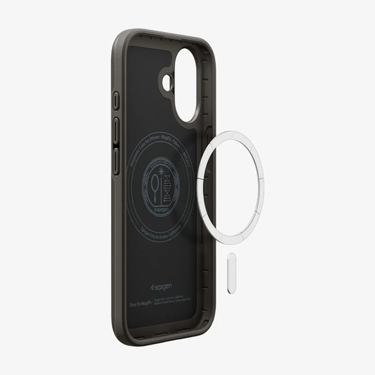 Una custodia nera per telefono con un anello magnetico bianco e un piccolo rettangolo bianco. La custodia ha il logo e il testo Spigen.