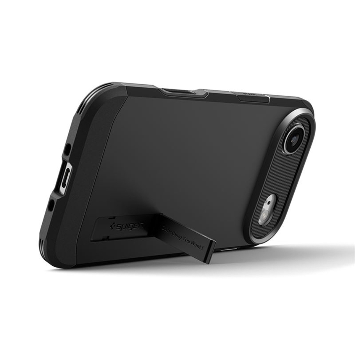 Una custodia nera per telefono con supporto integrato. La custodia è angolata, mostrando il suo design e il marchio Spigen.