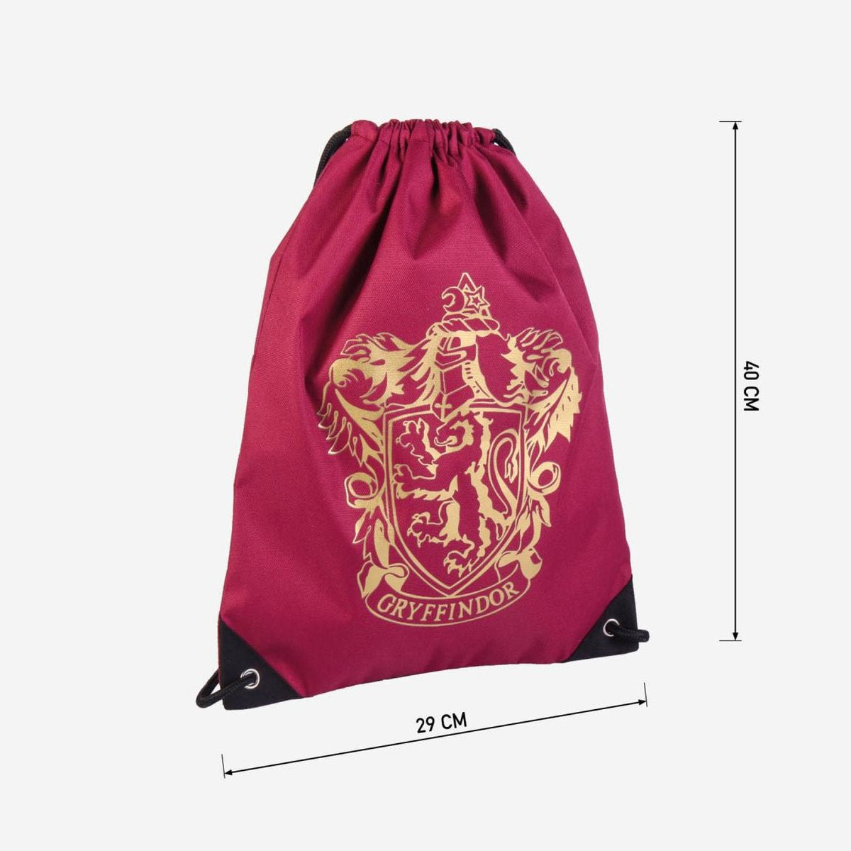 Una bolsa granate de Gryffindor con un escudo dorado. La bolsa mide 29 cm de ancho y 40 cm de alto. Cordones y detalles negros.