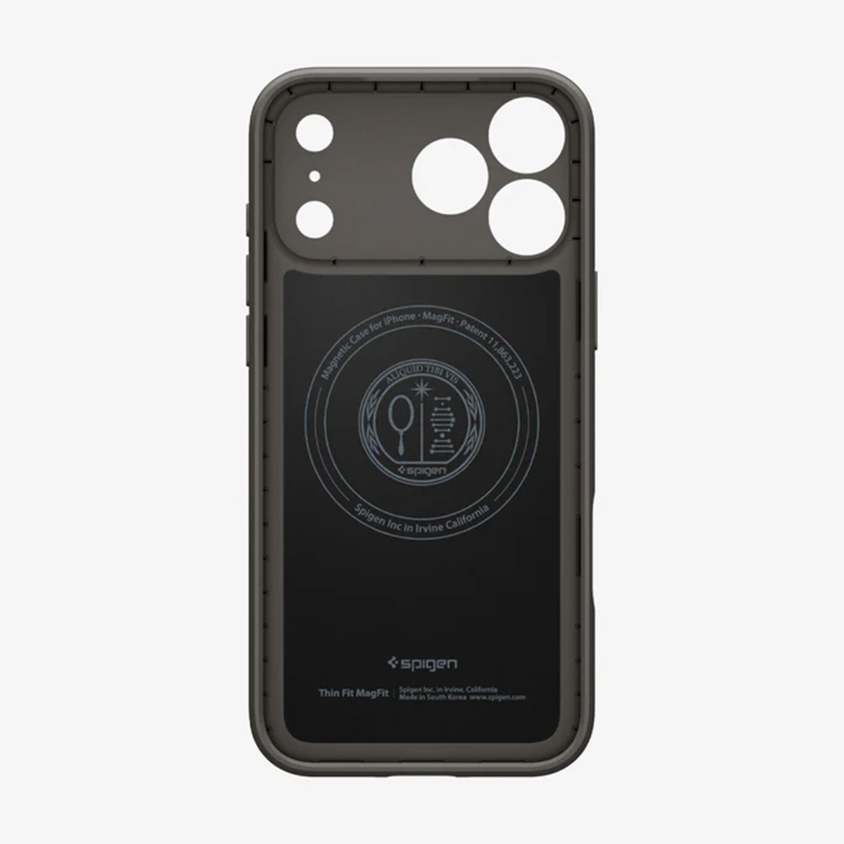 Une coque de téléphone gris foncé, avec des découpes pour l'appareil photo. Le logo Spigen est visible. La coque est pour un iPhone.