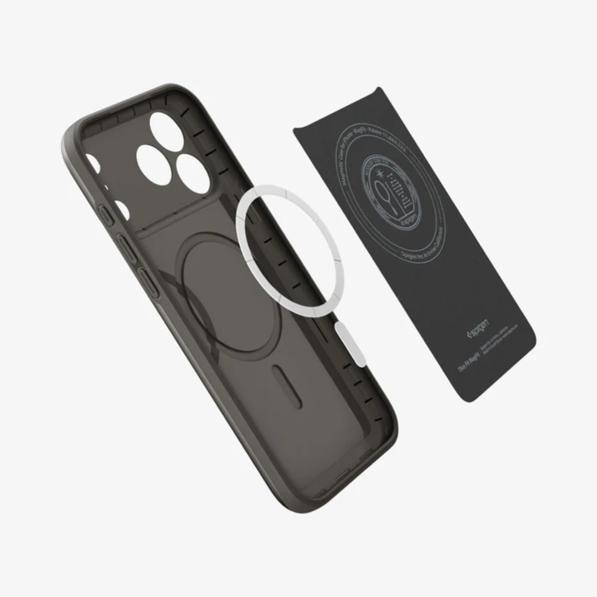 Une coque de téléphone transparente et une carte noire sont présentées. La coque est ouverte, avec un anneau blanc autour. La carte a du texte.