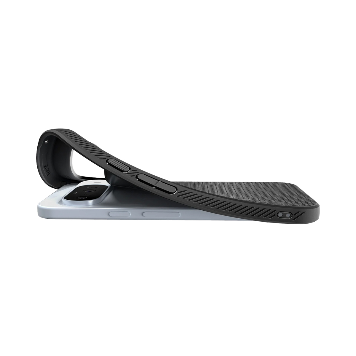Coque de téléphone noire recouvrant partiellement un téléphone argenté. La coque a un dos texturé et des boutons latéraux. Le fond est blanc.