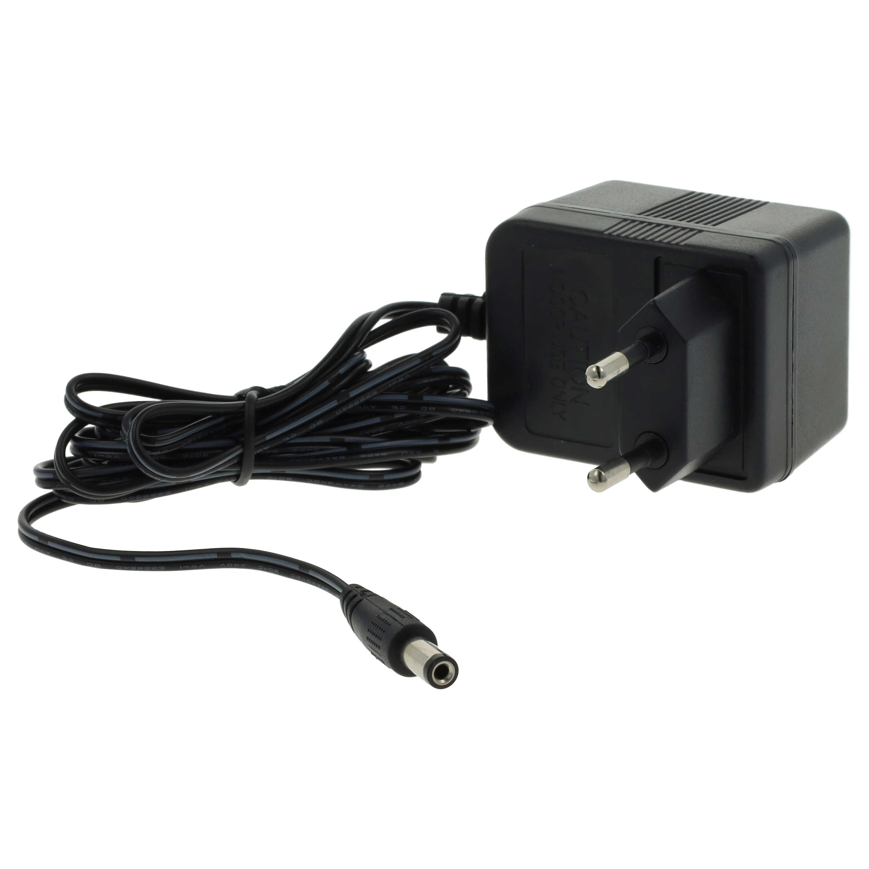 Ein schwarzes Netzteil mit Stecker und Kabel liegt auf weißem Grund.