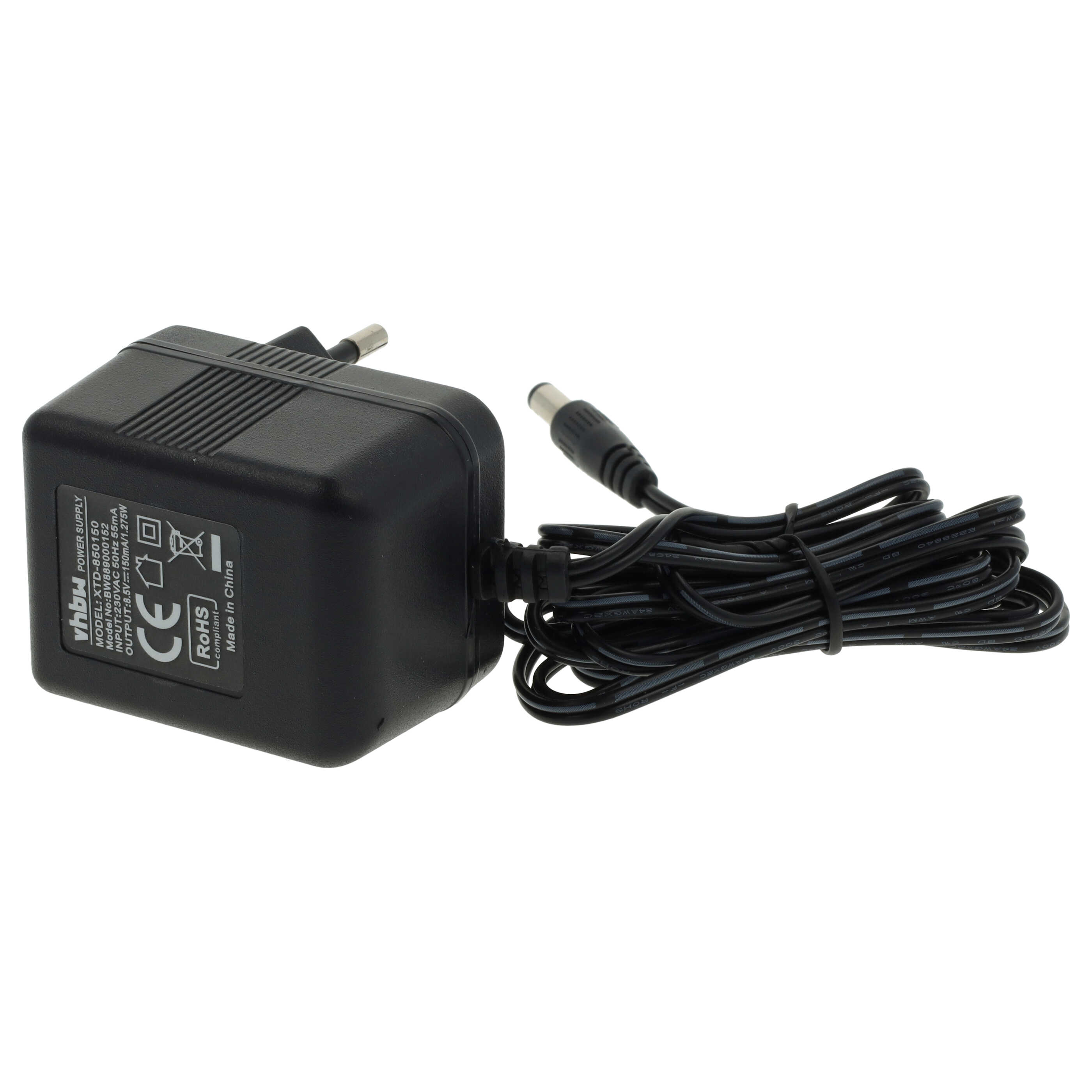 Schwarzes Netzteil mit Stecker und Kabel. Das Netzteil hat ein Etikett und wird in China hergestellt.