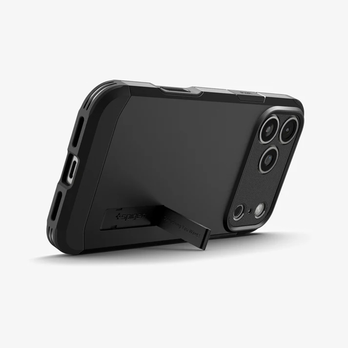 Un étui noir pour iPhone avec béquille est relevé. L'étui a des découpes pour l'appareil photo et le logo Spigen. Le fond est blanc.