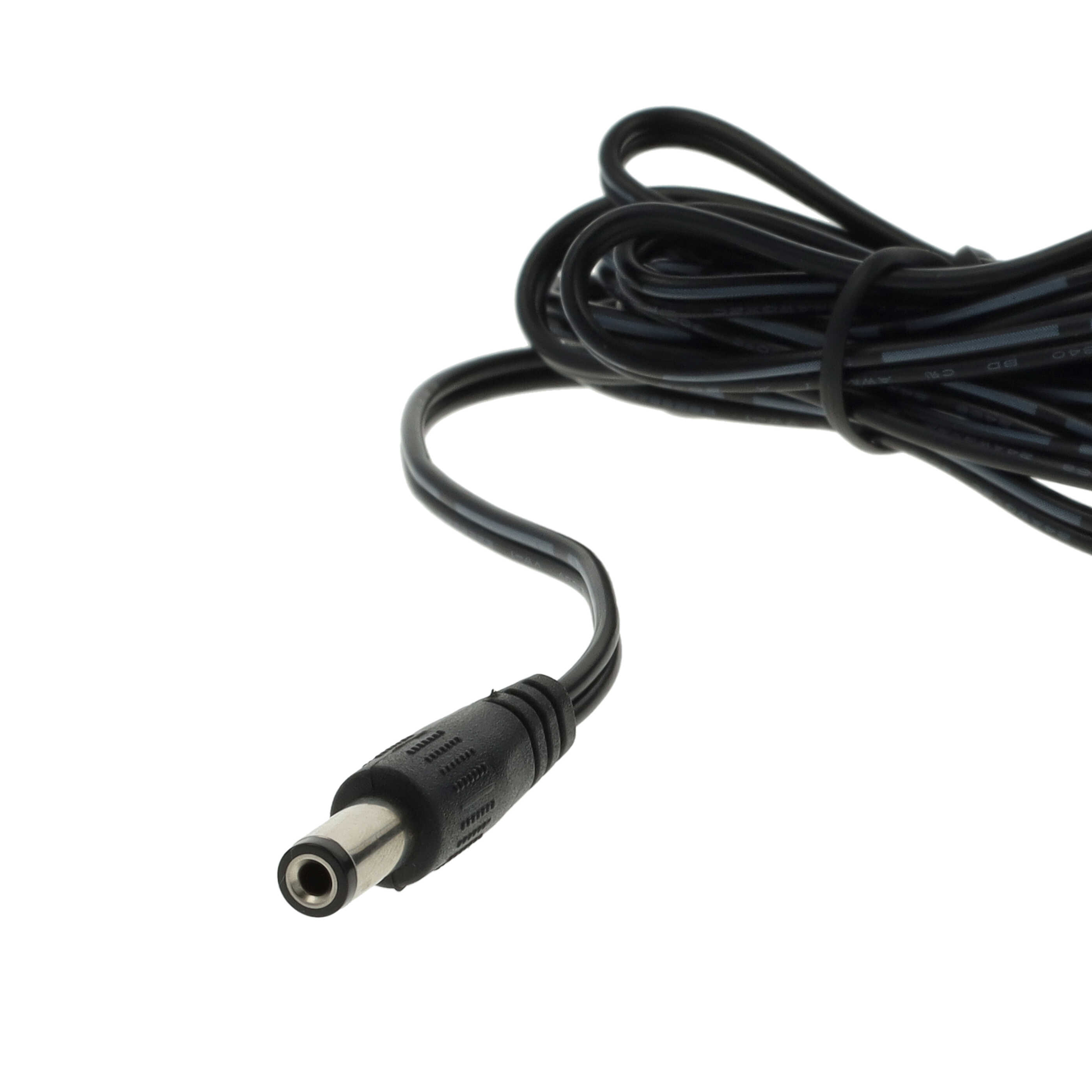 Ein schwarzes Stromkabel mit DC-Anschluss verläuft schräg über einem weißen Hintergrund. Das Kabel ist aufgerollt.