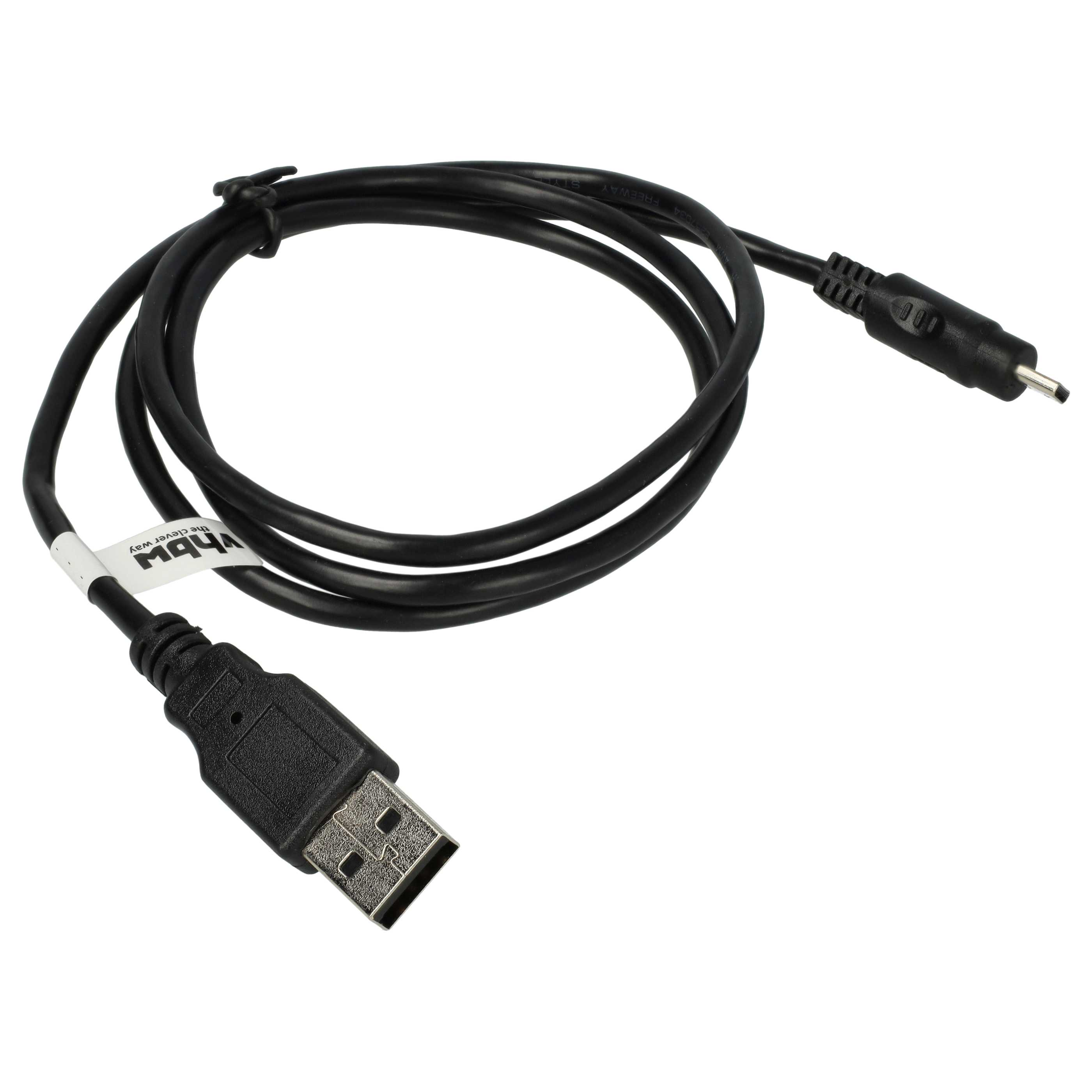 Ein schwarzes USB-Kabel mit Anschlüssen an beiden Enden, gekräuselt auf weißer Oberfläche. Das USB-Ende ist rechteckig.