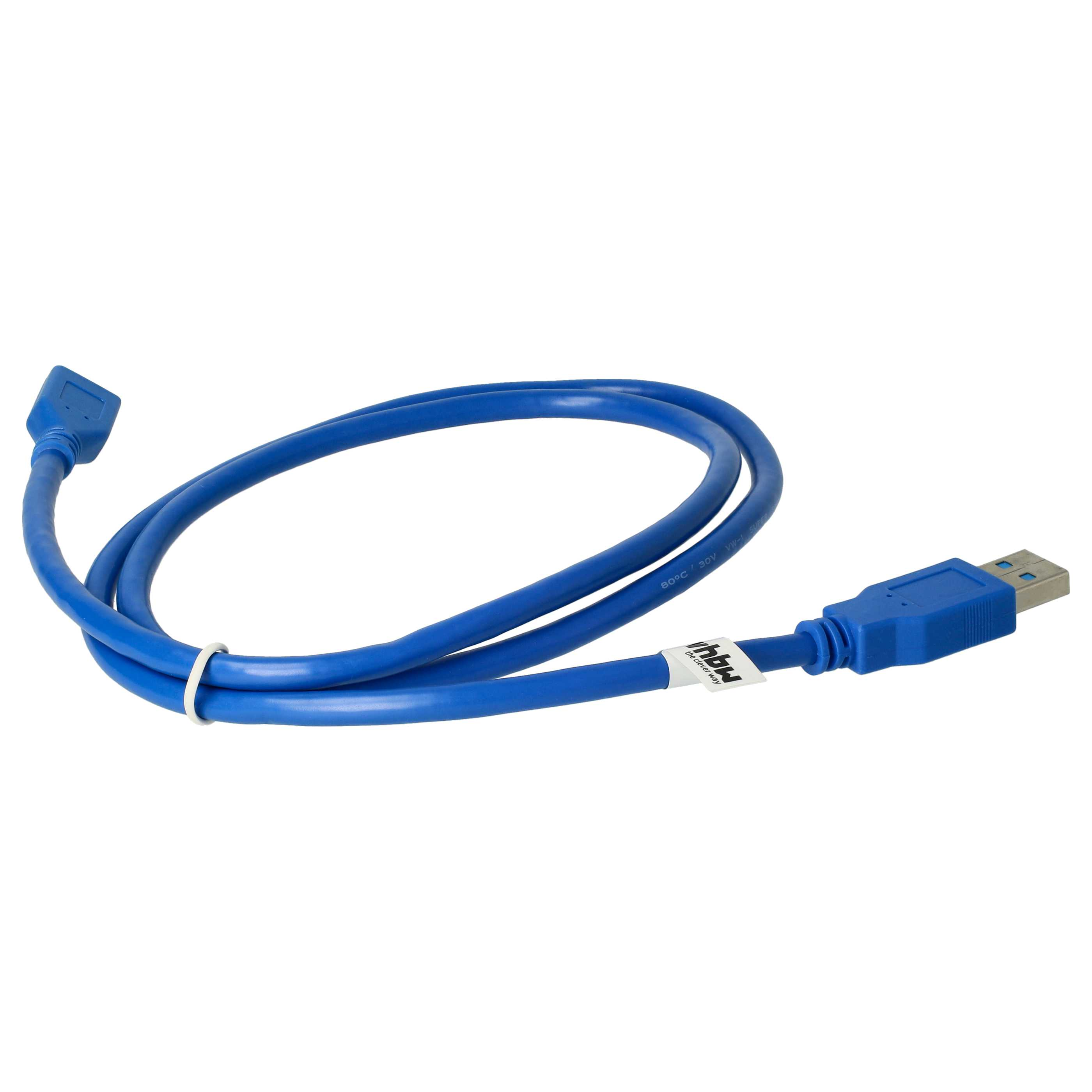 Ein blaues USB-Kabel. Es ist aufgerollt und hat an jedem Ende Anschlüsse. Ein weißes Etikett ist am Kabel befestigt.