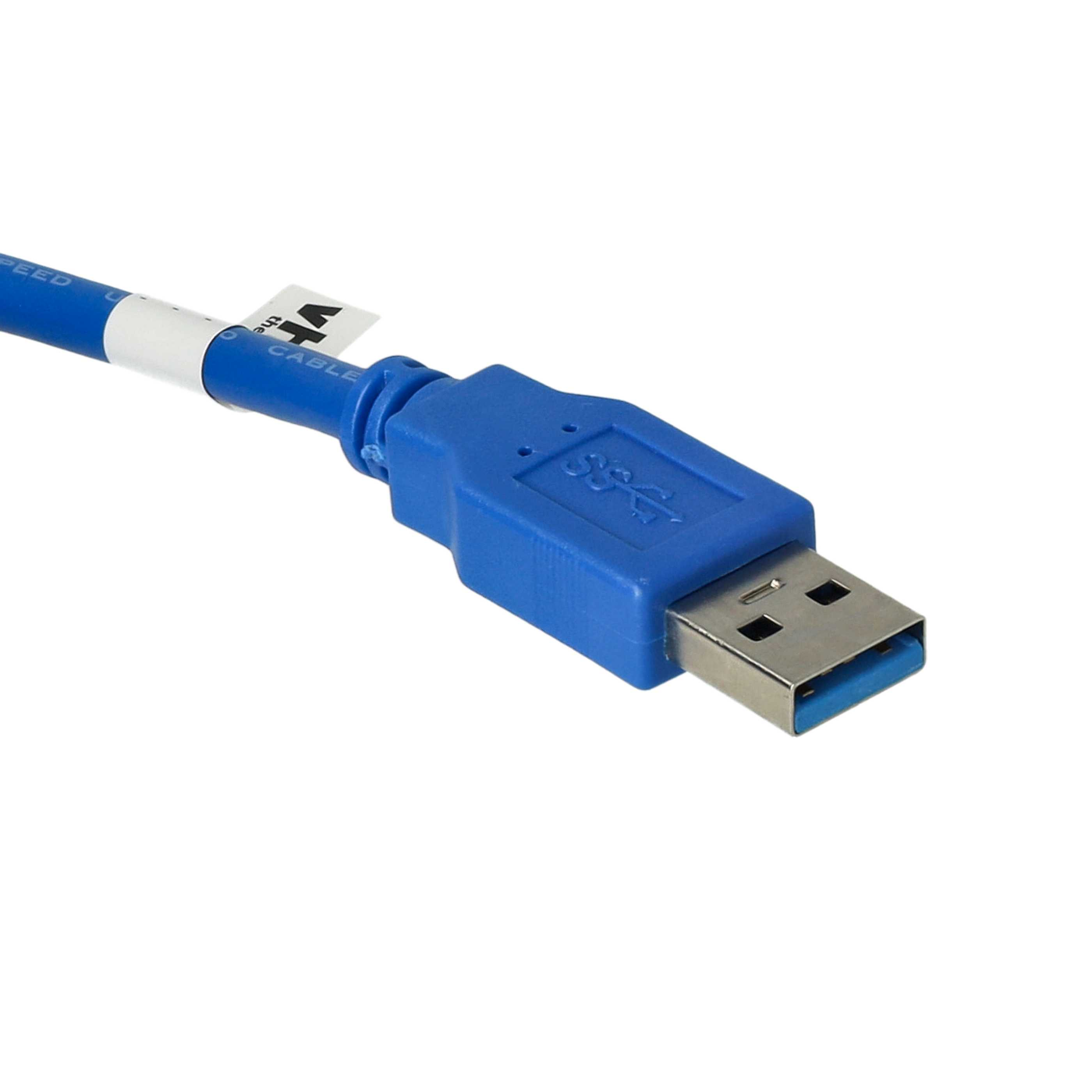 Ein blaues USB-Kabel mit einem USB-A-Anschluss. Das Kabel hat ein weißes Etikett und der Stecker das USB-Logo.