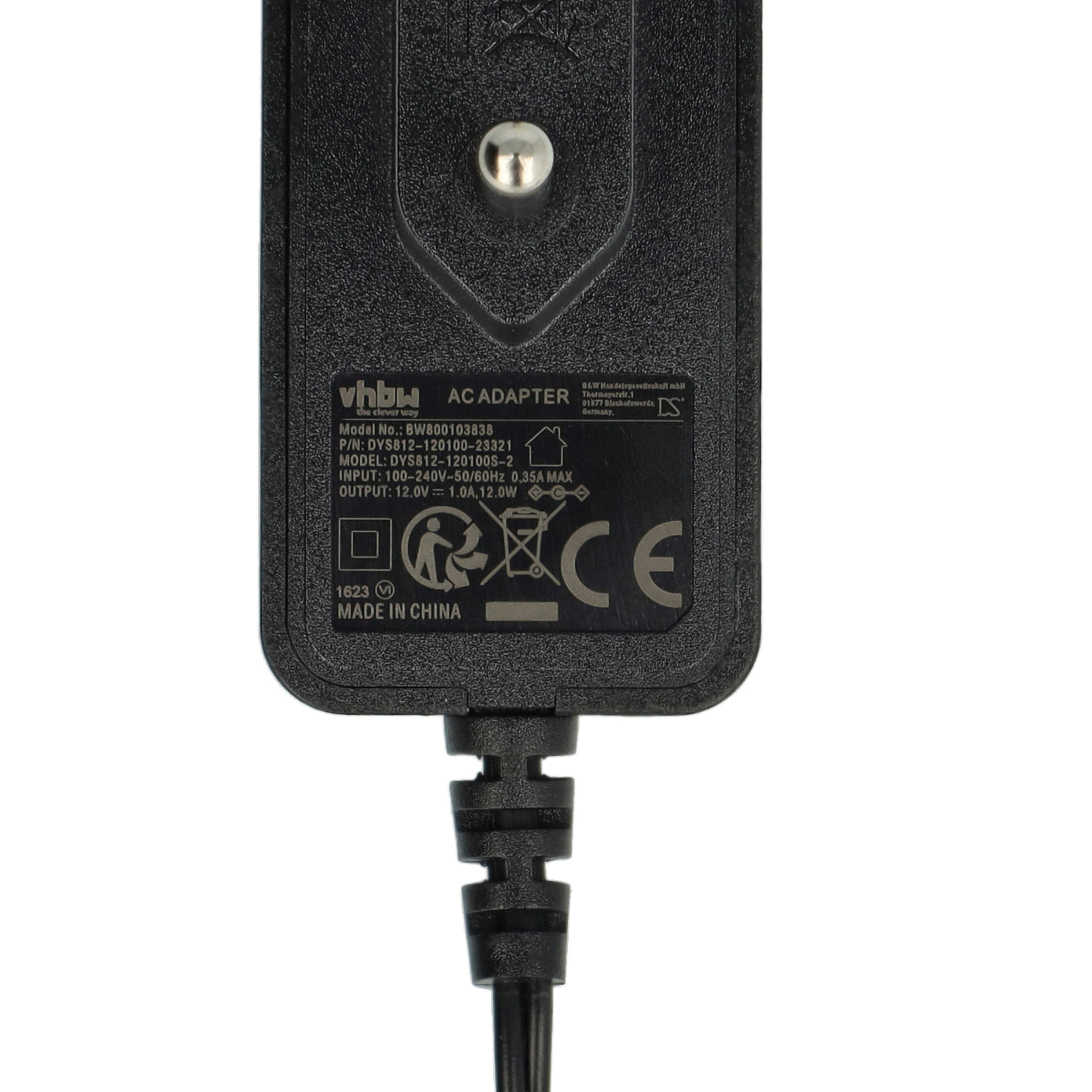 Schwarzer AC-Adapter mit weißem Hintergrund. Er hat Text und einen Stecker. Hergestellt in China.