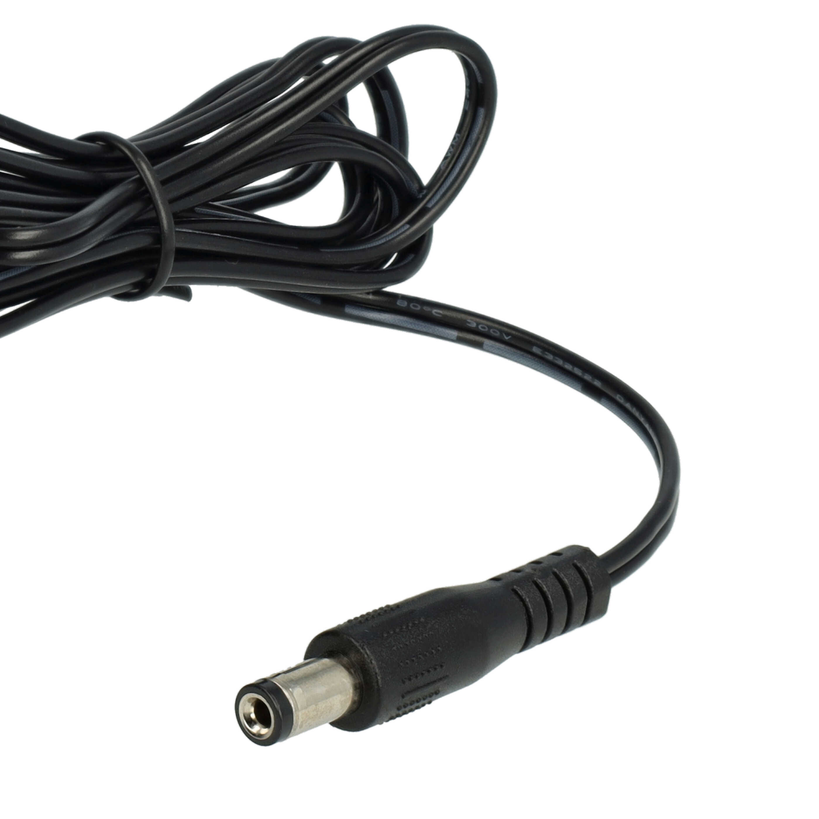 Schwarzes Netzkabel mit DC-Stecker auf weißem Hintergrund. Das Kabel ist aufgerollt und der Stecker ist fokussiert.