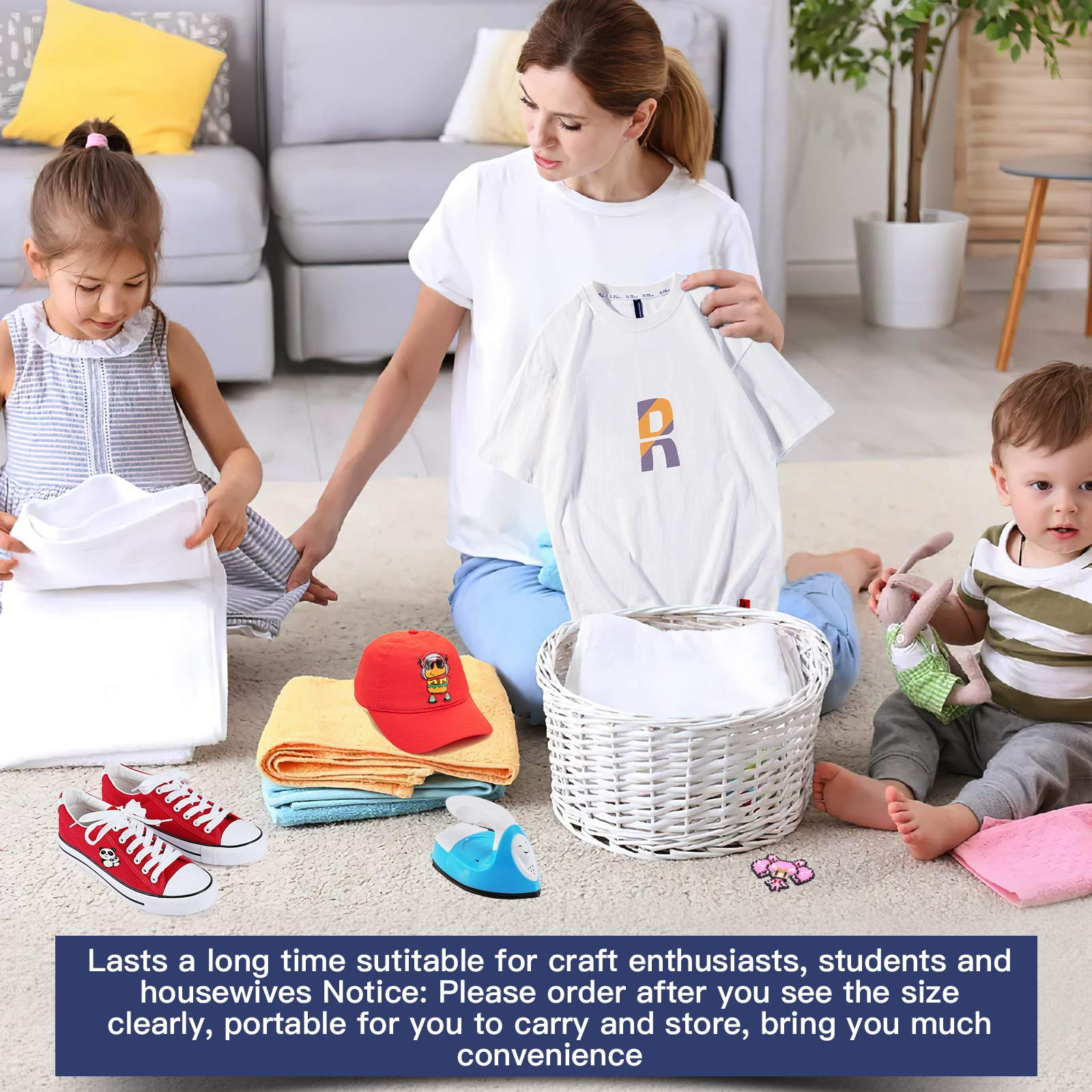 Eine Frau hält ein Hemd mit Logo. Kinder und Gegenstände wie Korb, Schuhe, Mütze und Bügeleisen liegen am Boden.