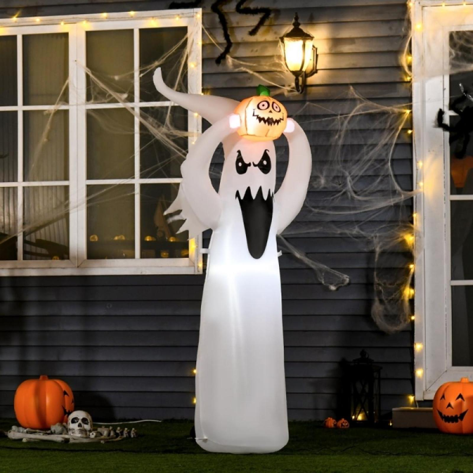 Eine Halloween-Ausstellung. Eine weiße Geisterfigur hält einen Kürbiskopf. Dekorationen umfassen Spinnweben, Kürbisse und einen Schädel.
