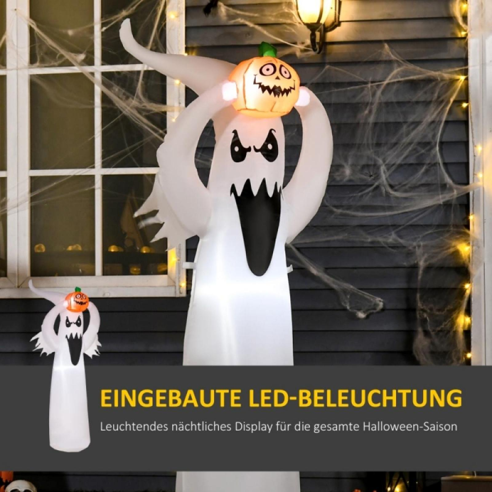 Ein aufblasbarer Halloween-Geist mit Kürbiskopf. Es hat Augen und einen Mund. Im Hintergrund befindet sich eine Spinnweben-Dekoration.