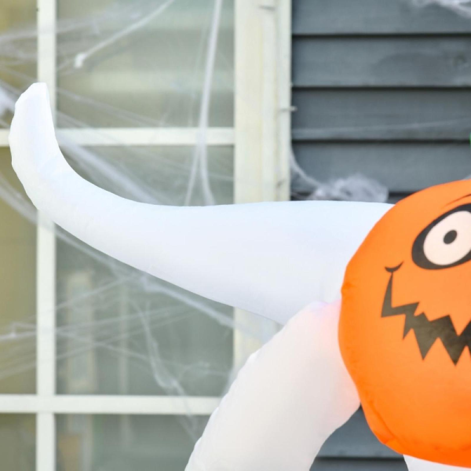Aufblasbare Halloween-Dekoration: Geisterarm und orangefarbener Kürbis mit Kürbisgesicht. Weiße Spinnweben im Hintergrund.