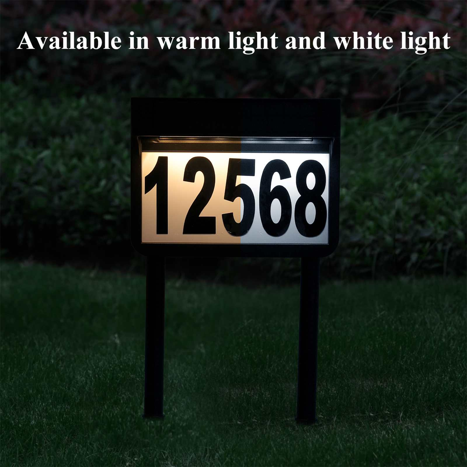 Beleuchtetes Adressschild mit den Zahlen 12568. Das Schild ist auf einem Rasen mit dunkelgrünem Gras montiert.