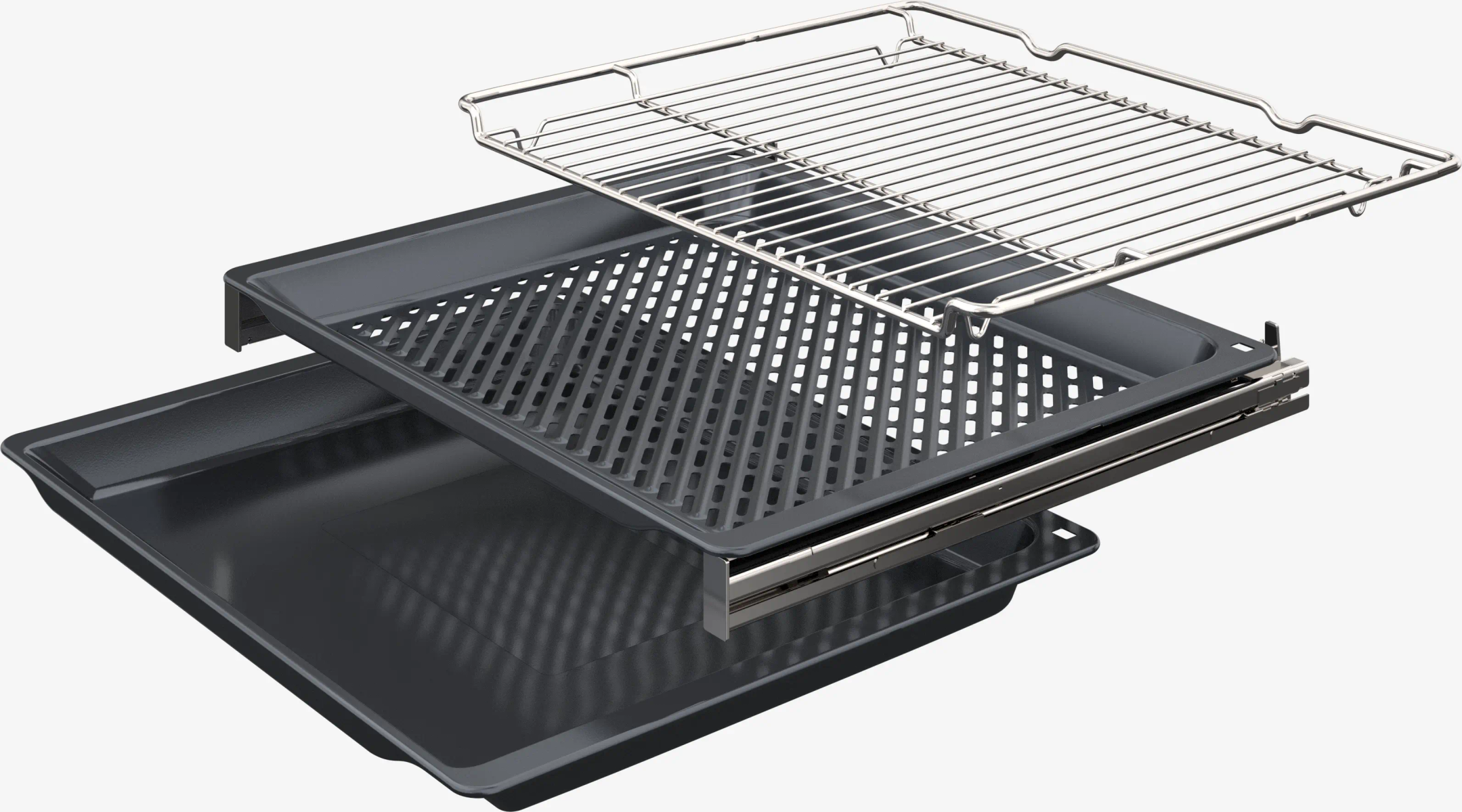 Interno forno con griglia, vassoio forato e vassoio pieno, tutti in grigio, impilati su sfondo bianco.