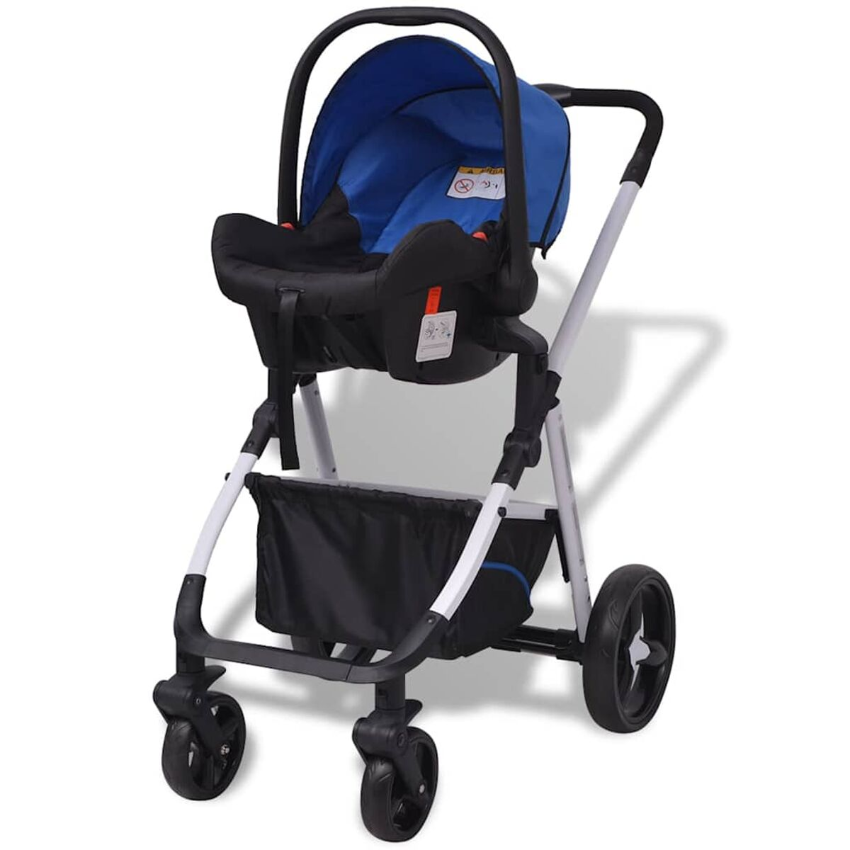 Ein blau-schwarzer Kinderwagen mit angebrachtem Autositz. Der Kinderwagen hat schwarze Räder und einen schwarzen Korb darunter.