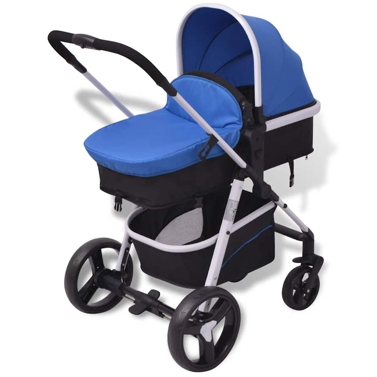 Ein blau-schwarzer Kinderwagen mit weißem Rahmen. Er hat vier schwarze Räder und einen Ablagekorb darunter. Das Verdeck ist oben.