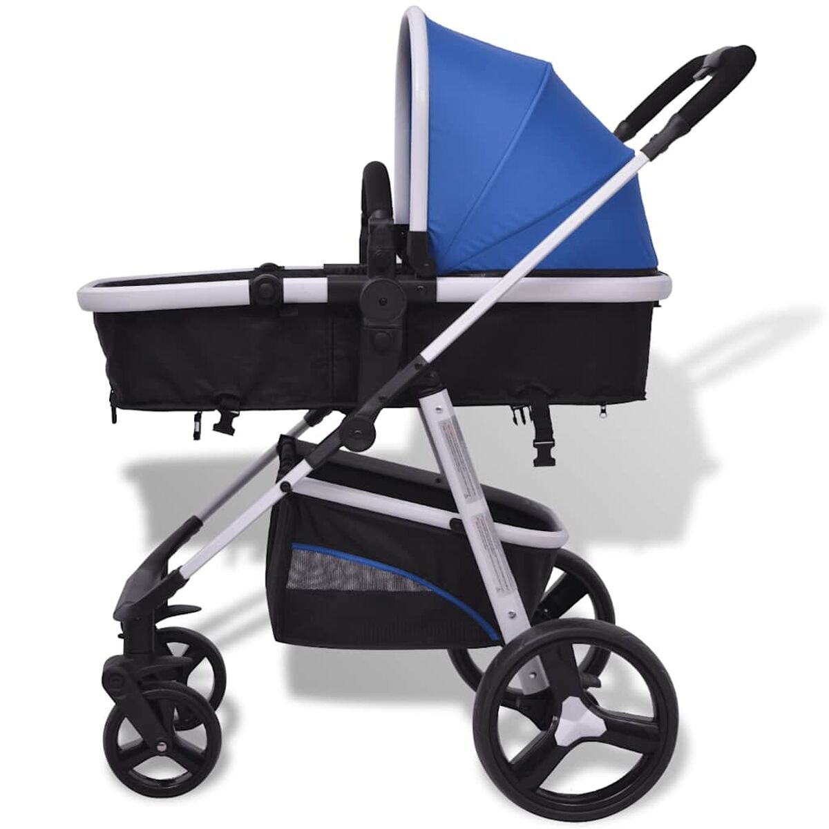 Ein Kinderwagen mit blauem Verdeck, schwarzem Korb und weißem Rahmen. Er hat vier Räder und einen Griff.
