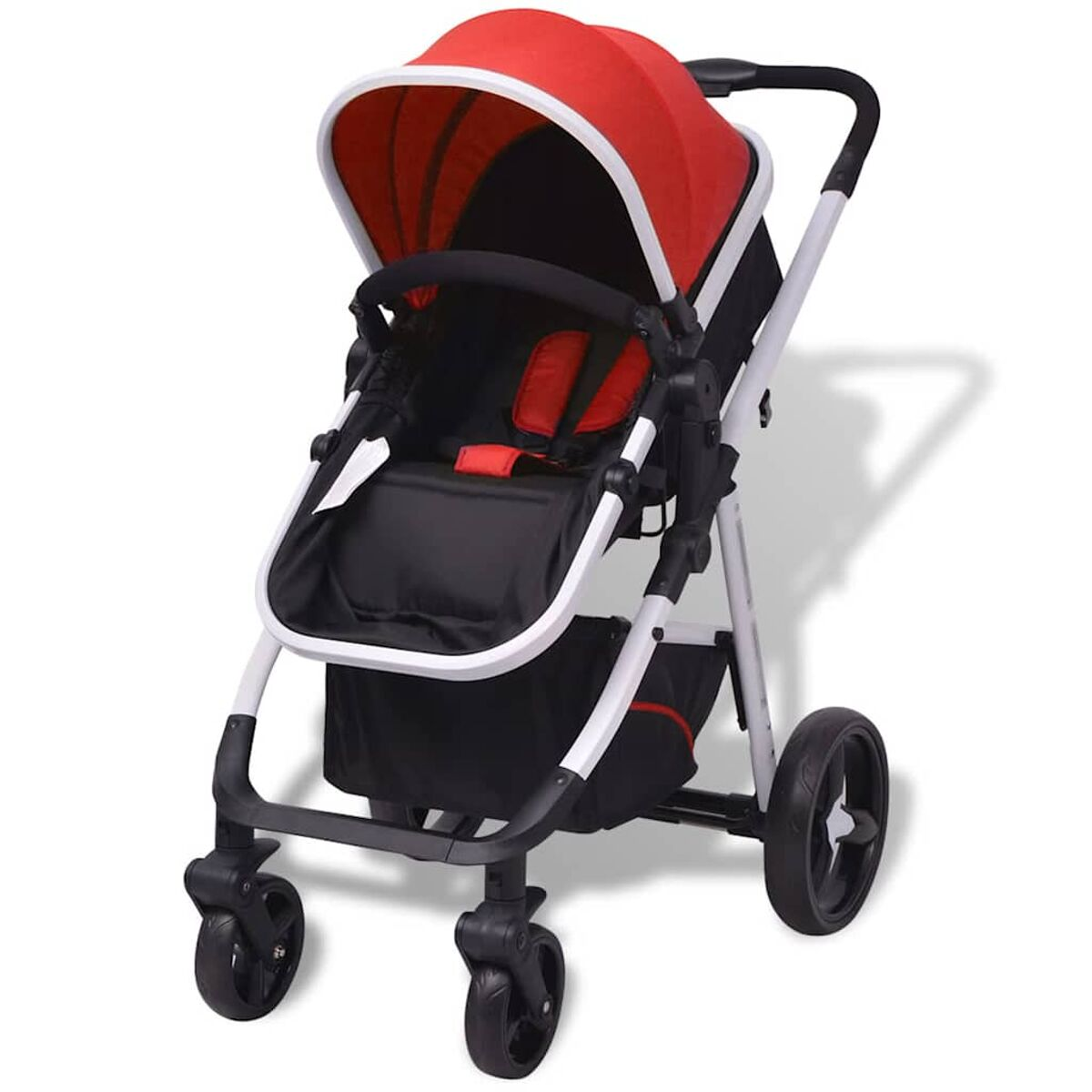 Ein roter und schwarzer Kinderwagen. Er hat ein rotes Verdeck, einen schwarzen Sitz und einen weißen und schwarzen Rahmen. Er steht vor weißem Hintergrund.