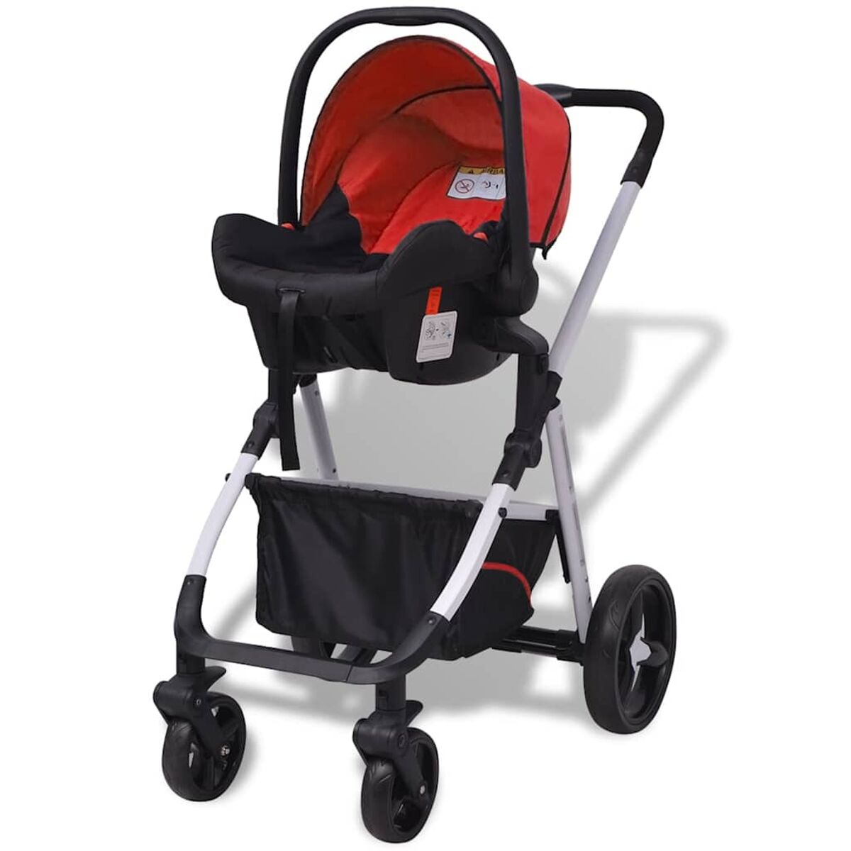 Ein Kinderwagen mit rotem und schwarzem Autositz. Er hat einen schwarzen Korb und ein weißes Gestell. Die Räder sind schwarz.