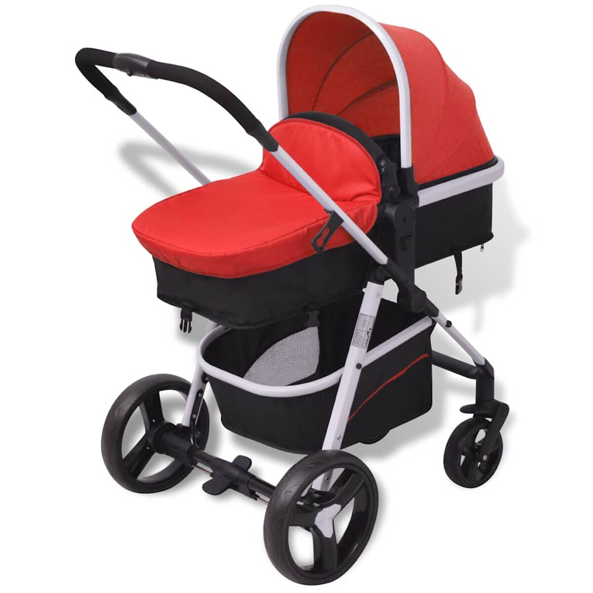 Ein roter und schwarzer Kinderwagen mit Verdeck. Er hat vier Räder und einen Griff. Der Kinderwagen steht vor weißem Hintergrund.