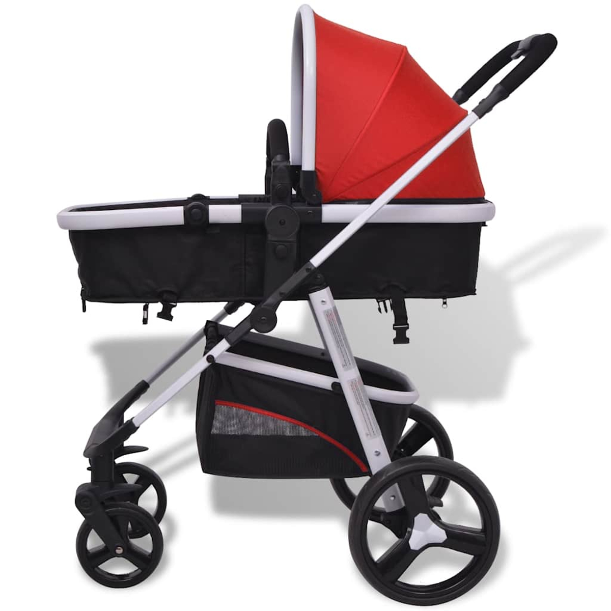 Ein rot-schwarzer Kinderwagen mit weißem Rahmen, vier Rädern und einem Verdeck, vor weißem Hintergrund.
