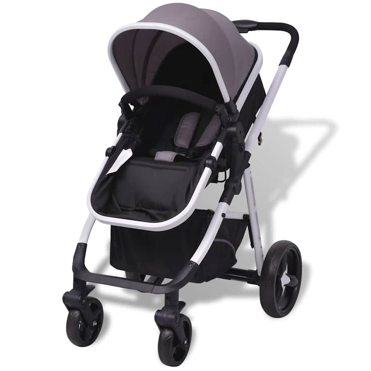 Ein grau-schwarzer Kinderwagen mit weißen Akzenten. Er hat ein Verdeck, einen Sitz und Räder. Der Kinderwagen steht auf einer weißen Oberfläche mit Schatten.