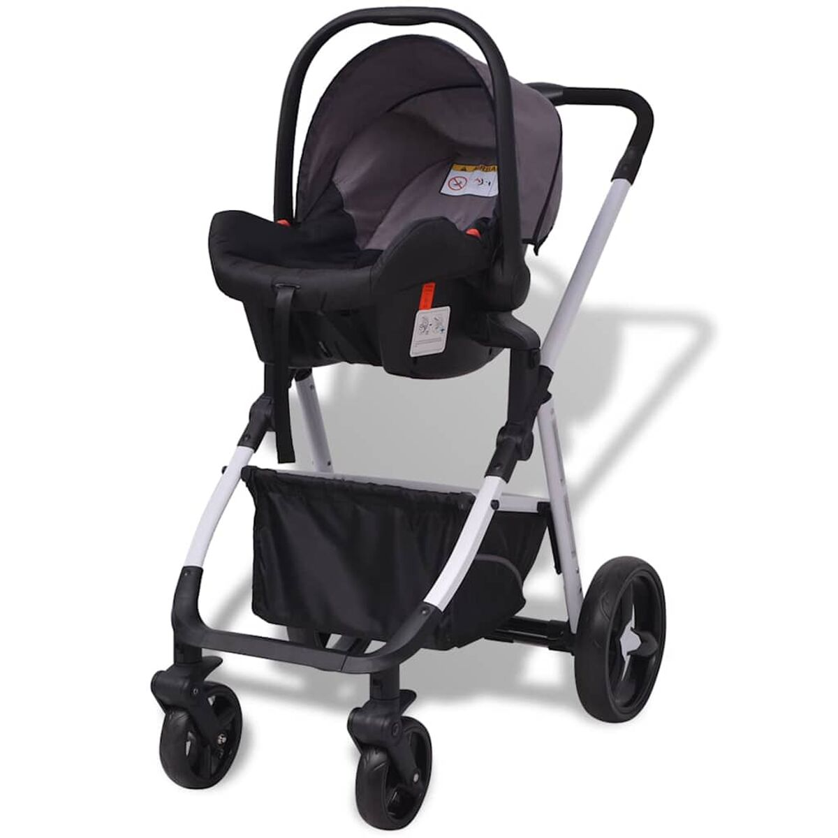Ein schwarz-grauer Kinderwagen mit befestigtem Autositz. Er hat einen weiß-schwarzen Rahmen, einen Korb und vier Räder.