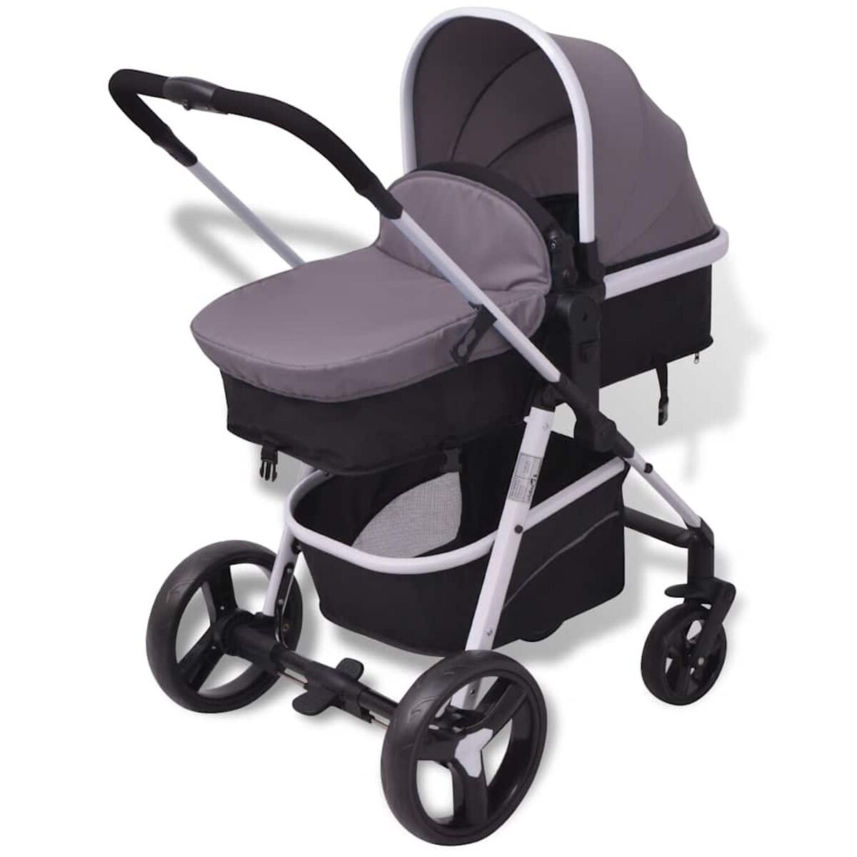 Ein grau-schwarzer Kinderwagen mit weißem Rahmen. Er hat ein Verdeck, einen Aufbewahrungskorb und vier Räder.