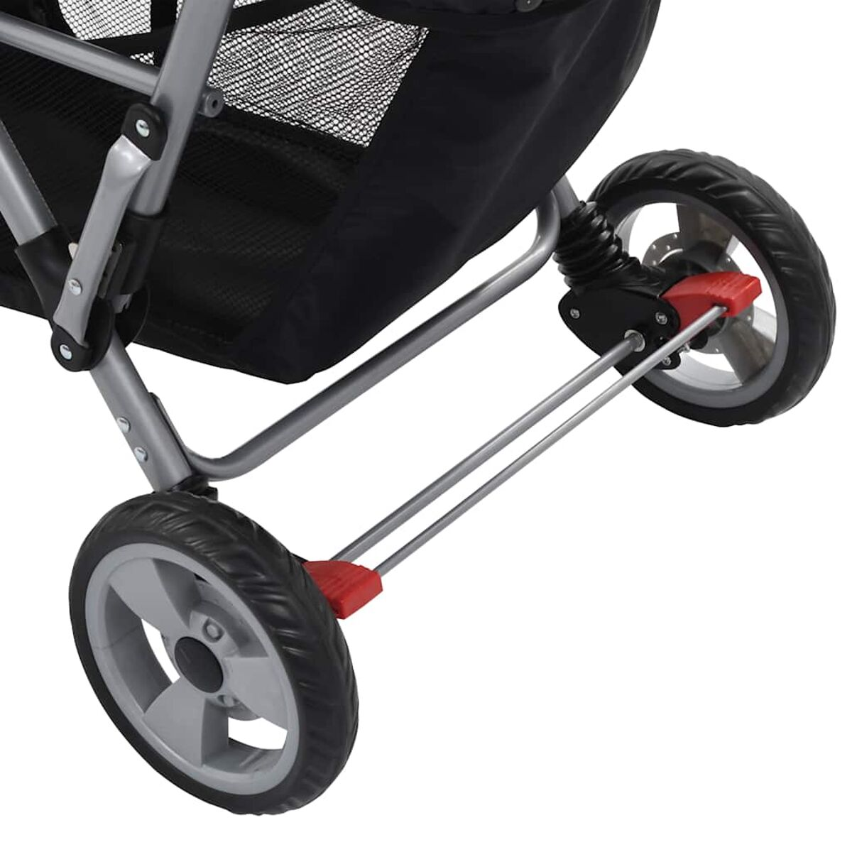 Nahaufnahme der Räder eines Kinderwagens. Schwarze Reifen, graue Felgen, silberner Rahmen, schwarzer Ablagekorb und rote Bremskomponenten.