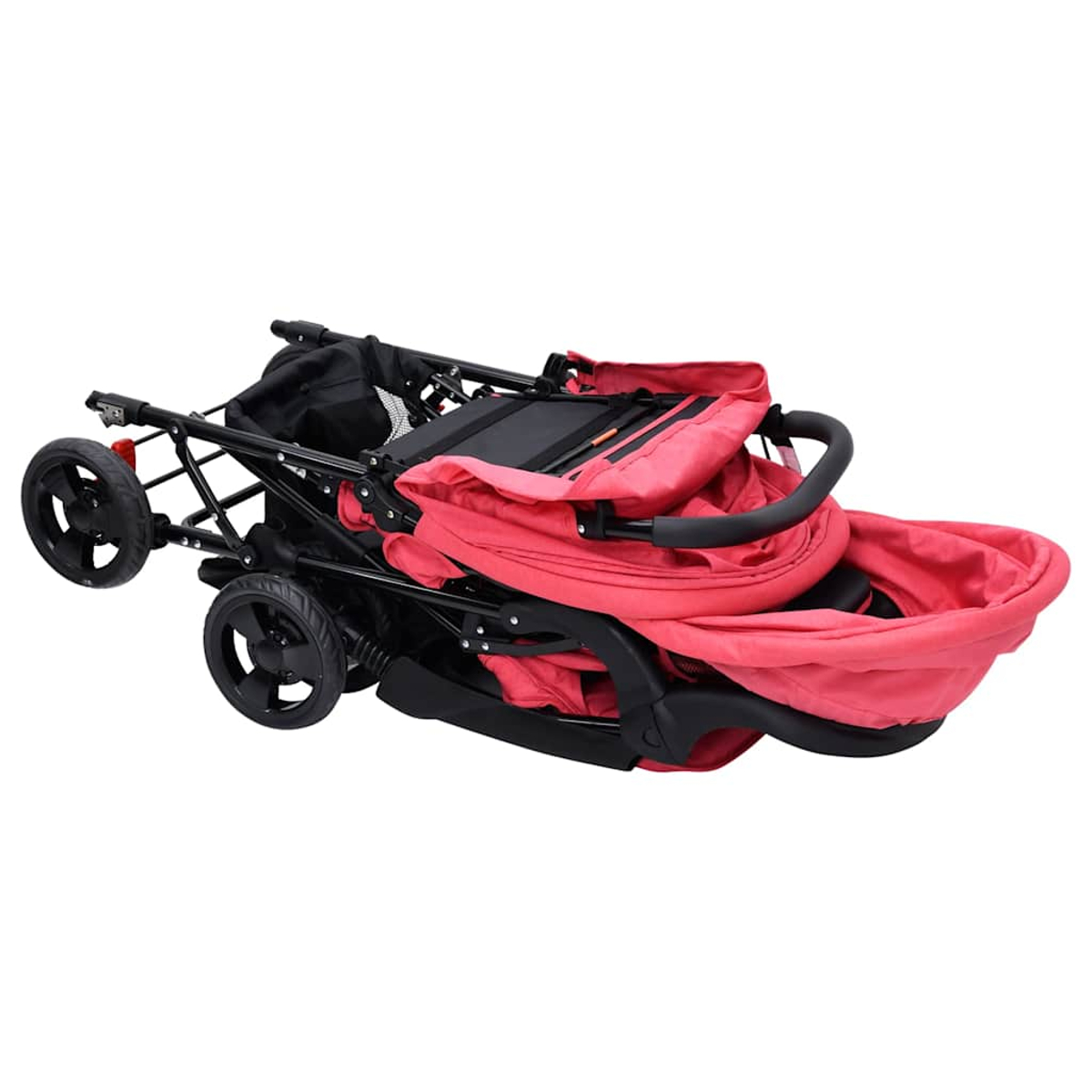 Zusammengeklappter roter und schwarzer Kinderwagen mit schwarzen Rädern. Griff und Sitz sind sichtbar. Isoliert auf weißem Hintergrund.