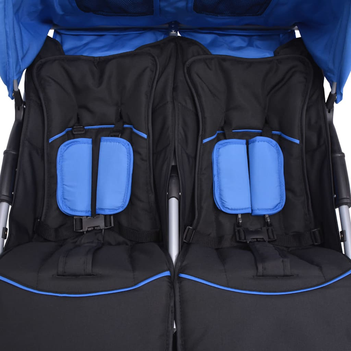 Un passeggino gemellare blu e nero. Ogni sedile ha un poggiatesta e un'imbottitura blu. Il passeggino ha una capote blu.