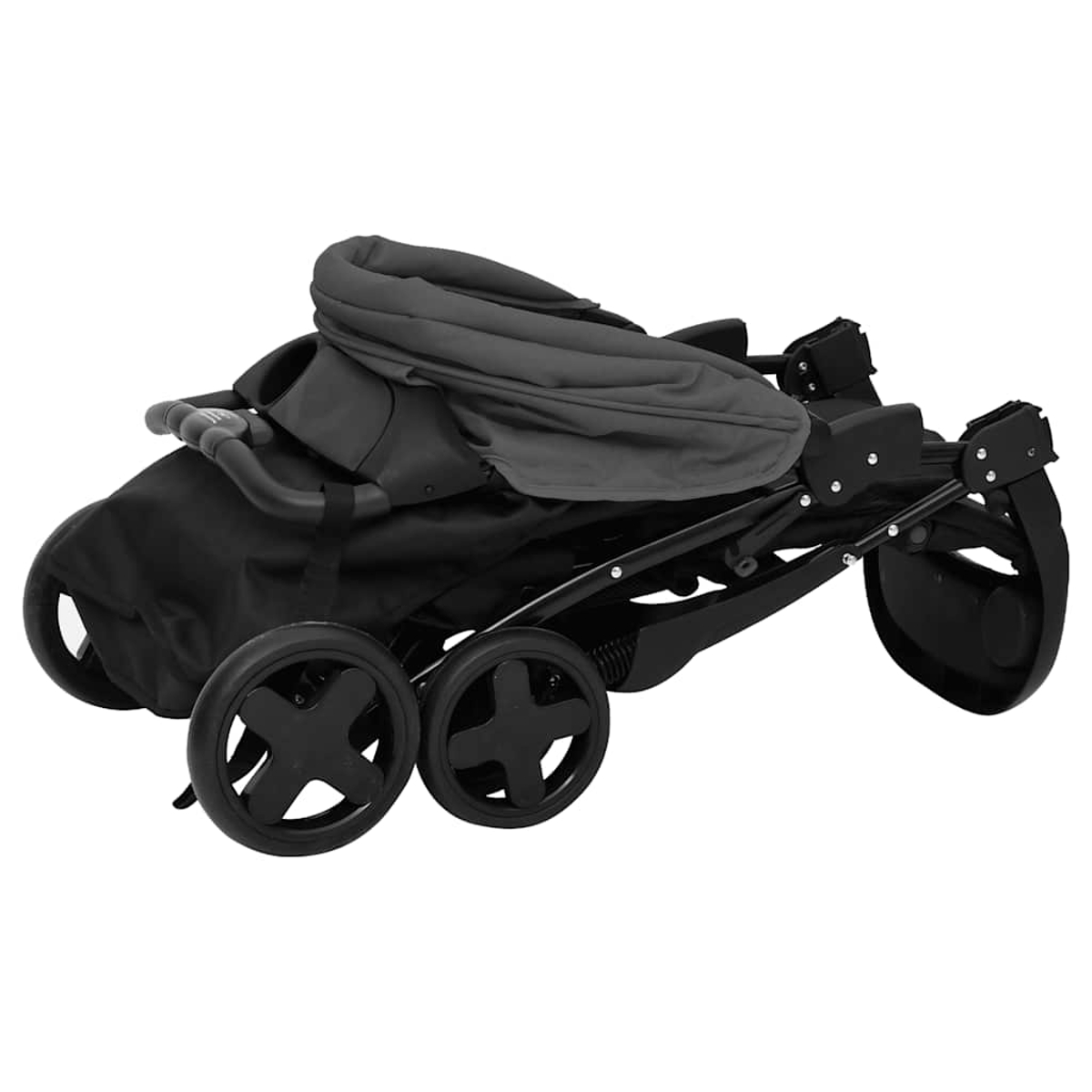 Ein zusammengeklappter schwarzer Kinderwagen mit vier Rädern auf weißem Hintergrund. Der Kinderwagen hat ein Verdeck und einen Griff.