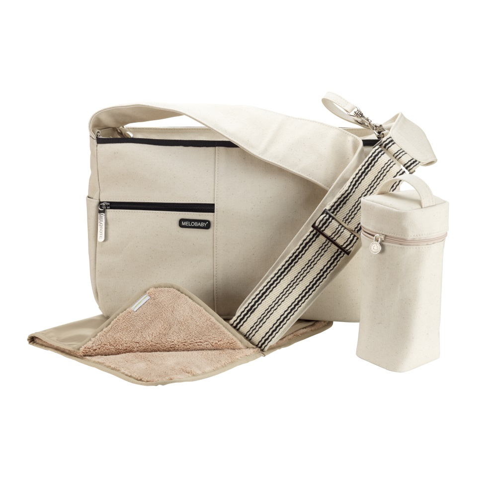 Beige Melobaby Wickeltaschen-Set mit Wickelauflage, Flaschenhalter und gestreiftem Träger auf weißem Hintergrund.