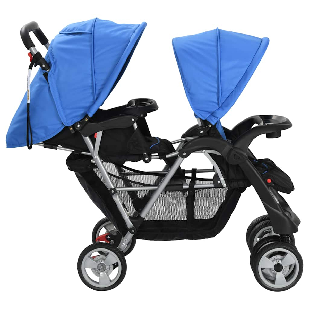 Un passeggino doppio con capottine blu e telaio nero. Ha più ruote e un cestino portaoggetti. Il passeggino è vuoto.