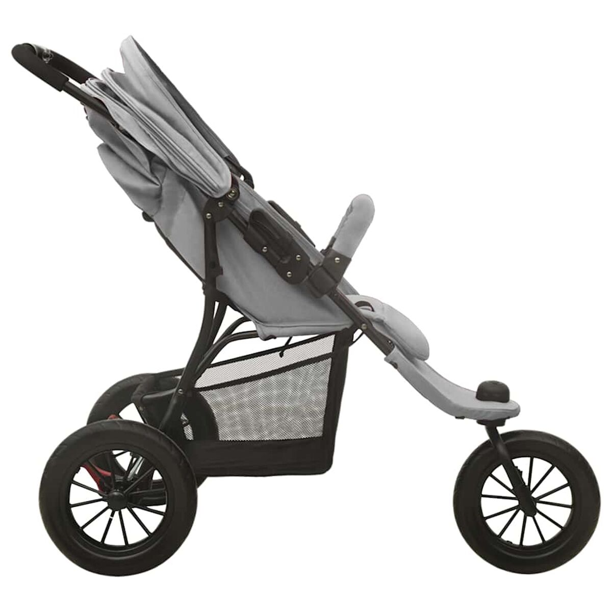 Ein grauer Kinderwagen mit schwarzen Rädern. Er hat ein Sonnensegel und einen Aufbewahrungskorb. Der Kinderwagen steht auf weißem Hintergrund.