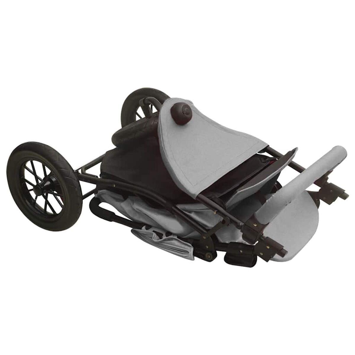 Ein zusammengeklappter grau-schwarzer Kinderwagen mit drei Rädern. Der Kinderwagen befindet sich auf weißem Hintergrund.