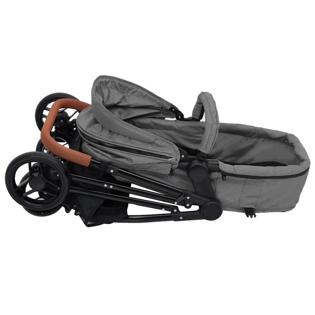 Ein grauer Kinderwagen mit braunem Griff auf weißem Hintergrund. Der Kinderwagen ist zusammengeklappt und zeigt die Räder und den Sitz.