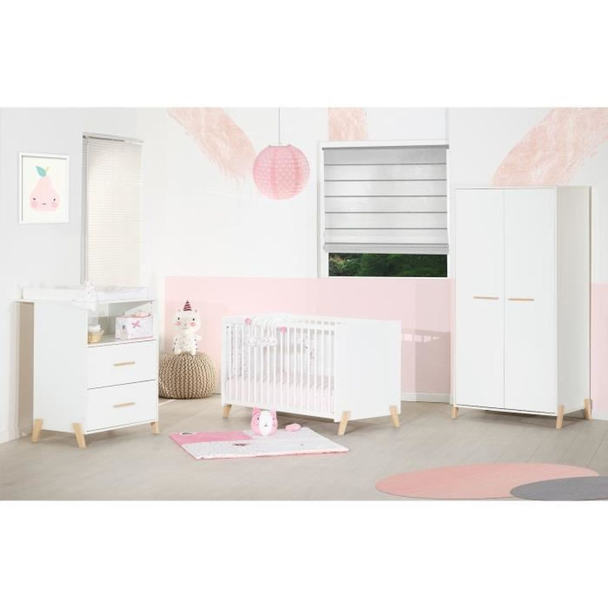 Ein Kinderzimmer mit weißen Möbeln: Kinderbett, Kommode und Schrank. Rosa Akzente umfassen einen Teppich, Wandfarbe und eine Hängelampe.
