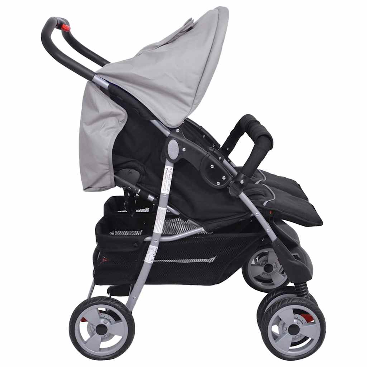 Un passeggino grigio e nero. Ha una visiera parasole, un cestino portaoggetti e quattro ruote. Maniglia con pulsante rosso.
