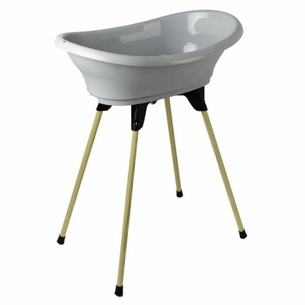 Eine graue Babybadewanne auf Holzbeinen. Die Wanne hat eine gebogene Form. Die Beine sind hellbraun mit schwarzen Spitzen.