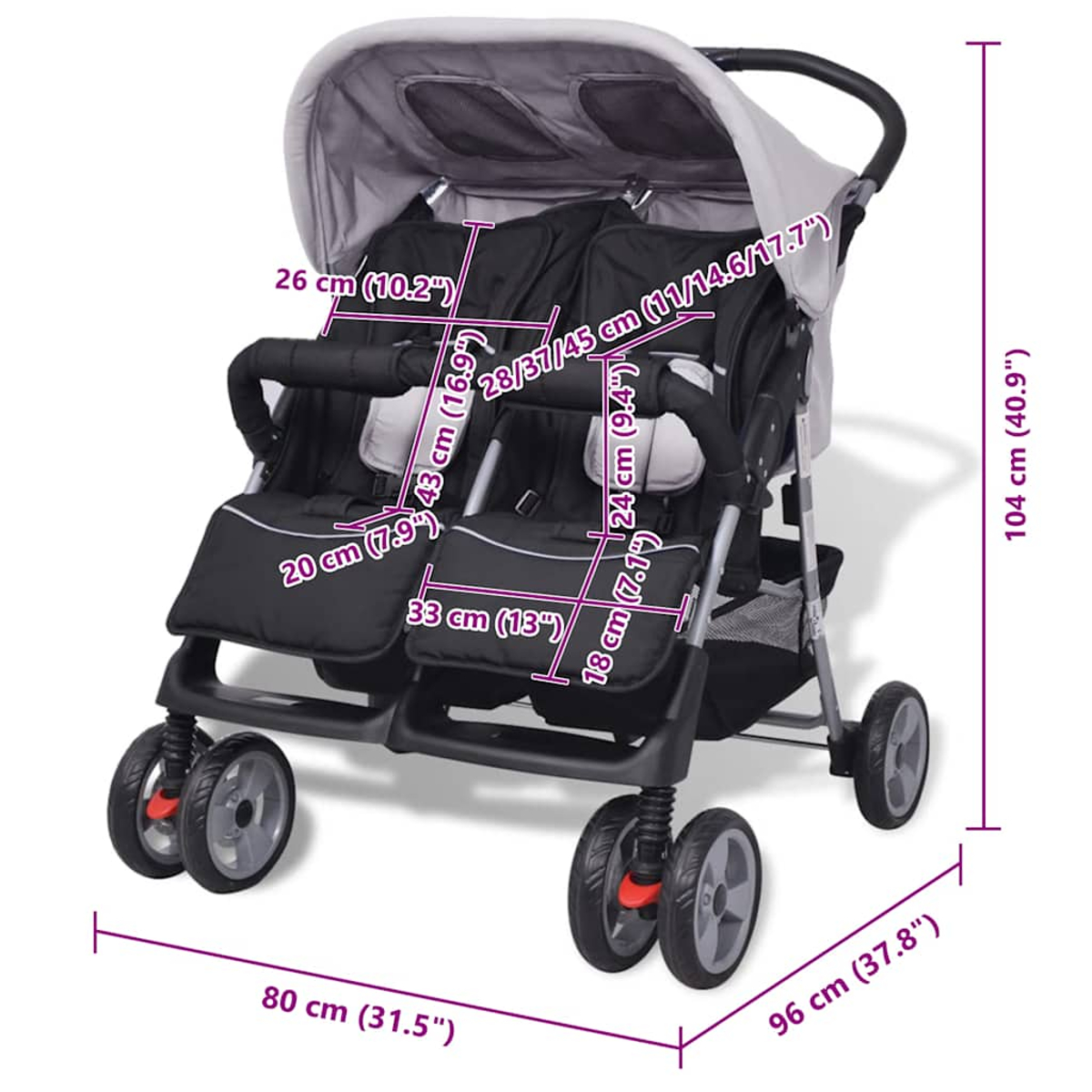 Un passeggino gemellare grigio e nero con etichette delle dimensioni. Ha due sedili, una capottina e quattro ruote. Lo sfondo è bianco.