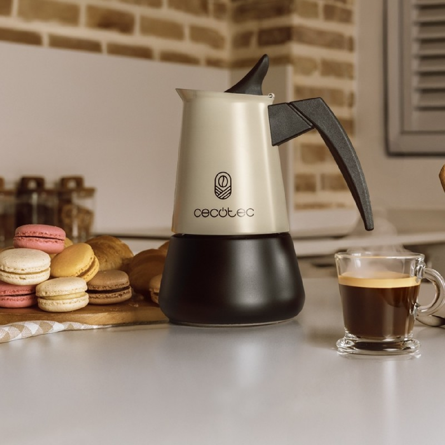 Una caffettiera e una tazza di caffè sono su un ripiano bianco. Macarons e croissant sono disposti a sinistra.