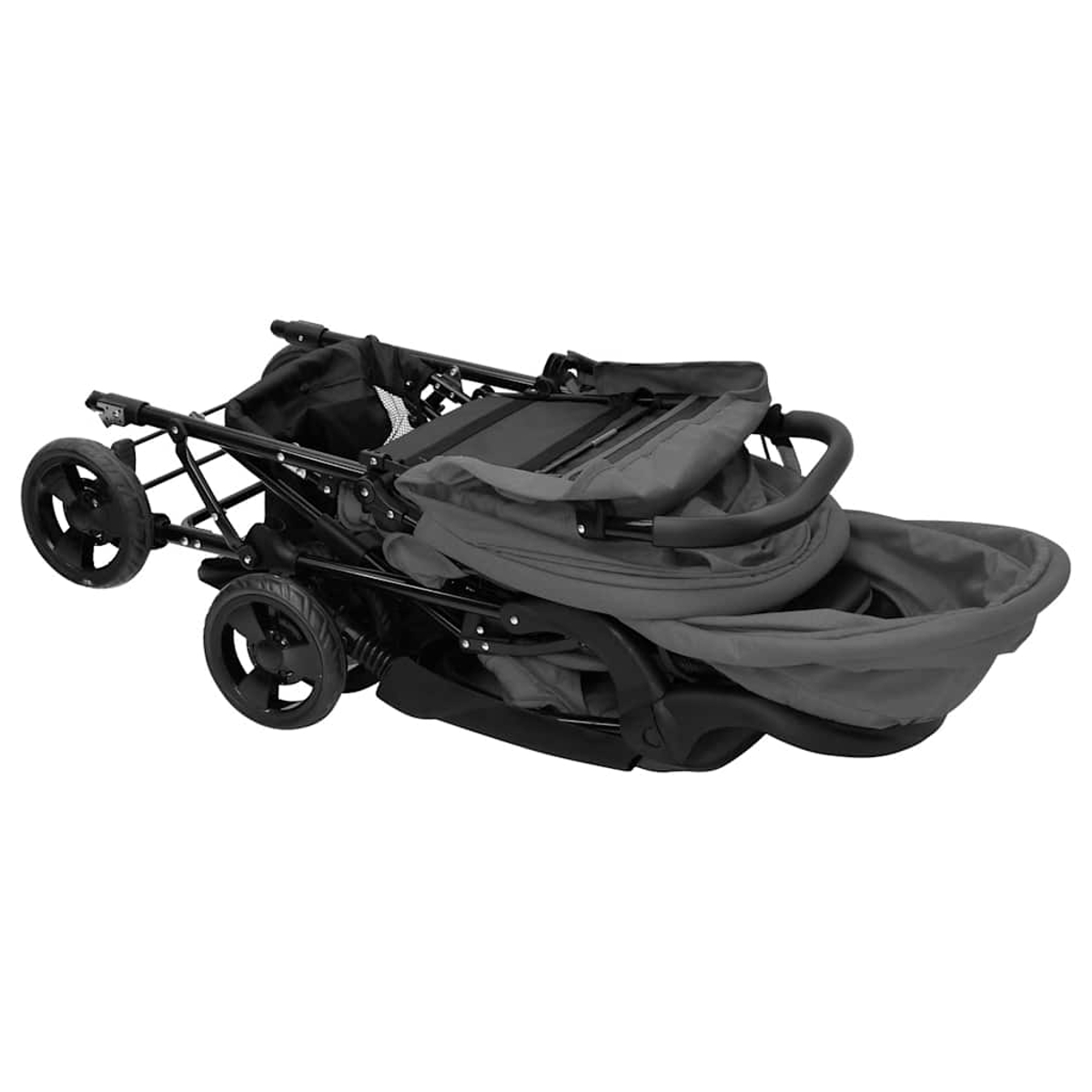 Ein zusammengeklappter grauer und schwarzer Kinderwagen vor weißem Hintergrund. Die Räder sind sichtbar.